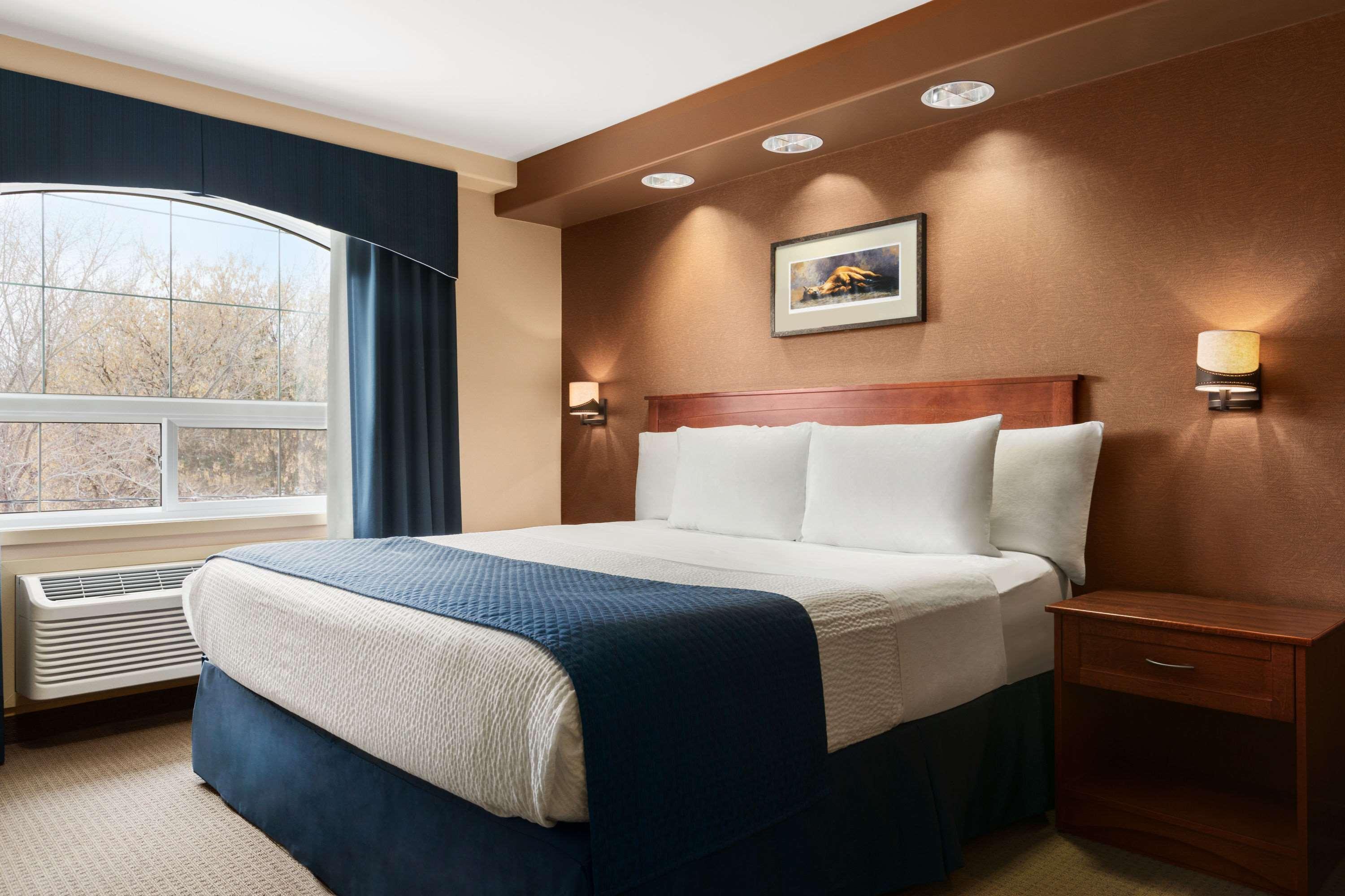 Days Inn & Suites By Wyndham Брендон Екстер'єр фото