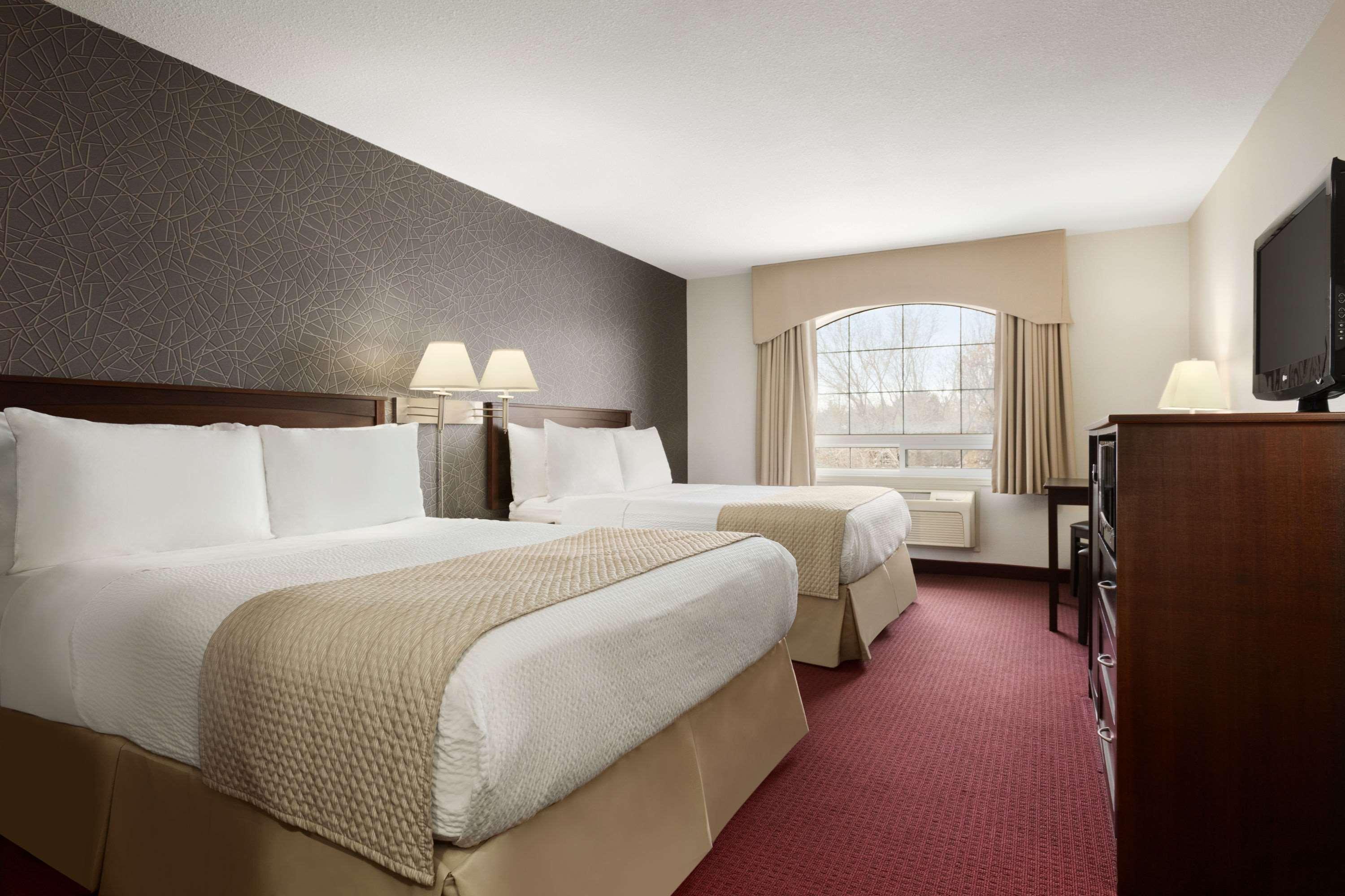 Days Inn & Suites By Wyndham Брендон Екстер'єр фото