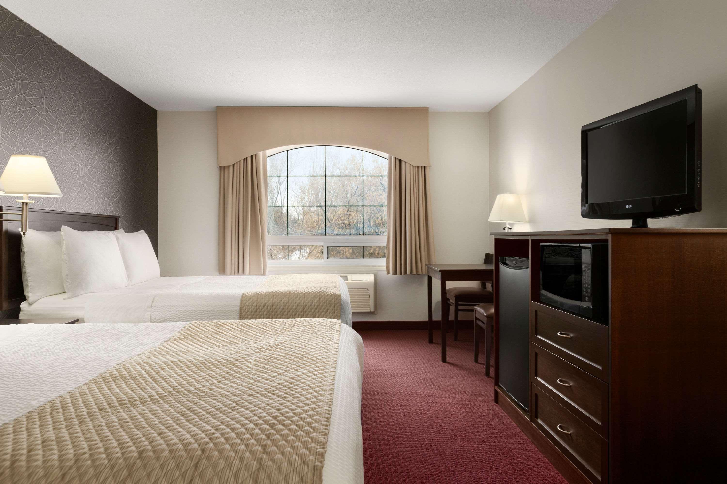 Days Inn & Suites By Wyndham Брендон Екстер'єр фото